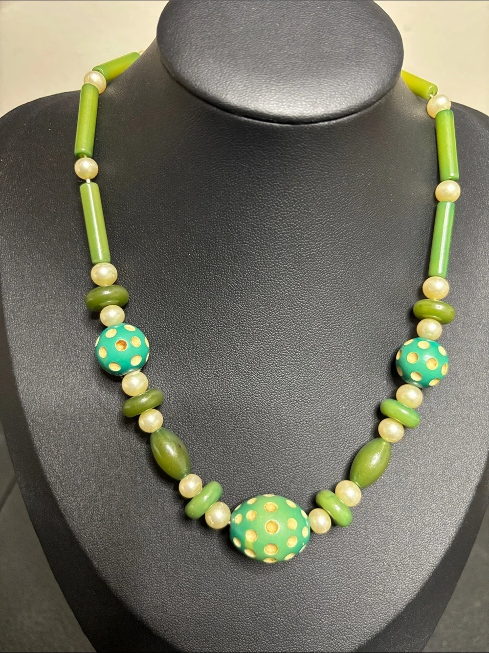 Vintage Unique Pinup Celluloid Green Beaded Pearl Necklace